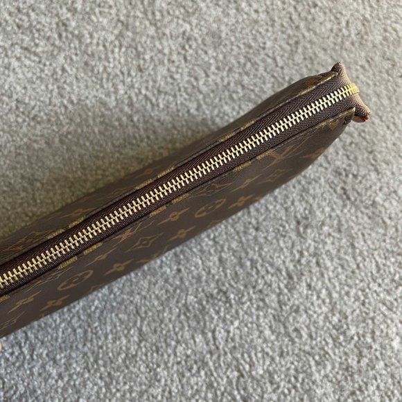 100% Authentic Louis Vuitton Pochette Accessoires M40712 *receipt included* - Picture 2 of 11